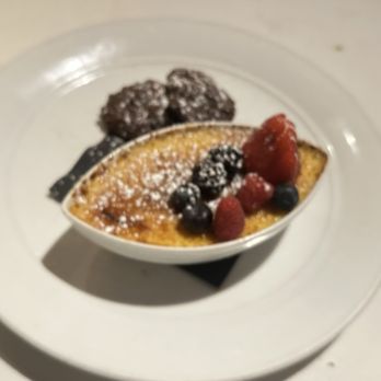 Eddie V's Prime Seafood - 甜品creme brule。焦糖脆脆的,就喜欢勺子敲下去的声音,不是很甜,但配的两块巧克力饼干真是甜死人了! - Seafood Near Me - Troy, Michigan Eddie V's Prime Seafood - 甜品creme brule。焦糖脆脆的,就喜欢勺子敲下去的声音,不是很甜,但配的两块巧克力饼干真是甜死人了! - Seafood Near Me - Troy, Michigan