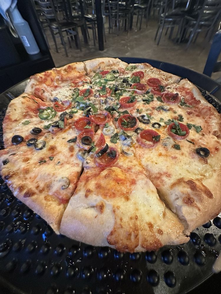 Buzzi's Pizzeria Logo