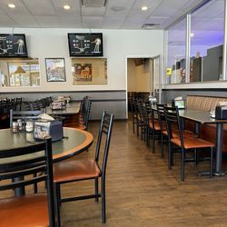 Round Table Pizza - Dining room next to the arcade