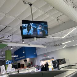 Spinxpress Laundry - W Commerce - Double tv and the other side has more
