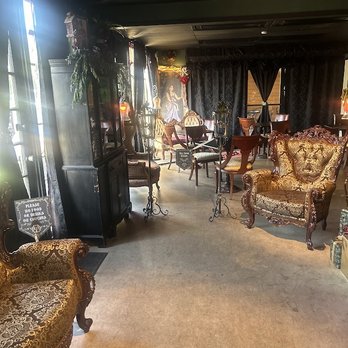 BURNT UMBER COFFEE FT. PETALS & POISON TEA ROOM - Updated April 2025