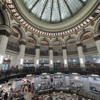 Heinen's - Interior - Wine Bars Near Me - Cleveland, Ohio