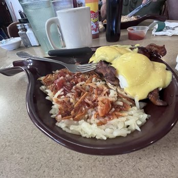 Lindas' Cafe - Eggs Benedict with Hashbrowns/American fries - Breakfast & Brunch Near Me - Rogers, Minnesota