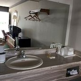 Sunset Inn - Guest Bathroom - Hotels Near Me - Clarksville, Arkansas Sunset Inn - Guest Bathroom - Hotels Near Me - Clarksville, Arkansas