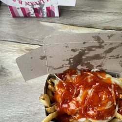 Sullivan's BBQ - Canasta de pollo con cebolla y ketchup (Chicken basket with onions and extra ketchup)