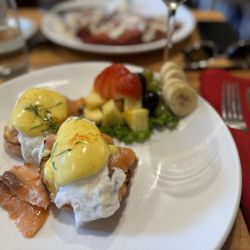 Red Spire Brunch House - Smoked salmon Benedict with fruit