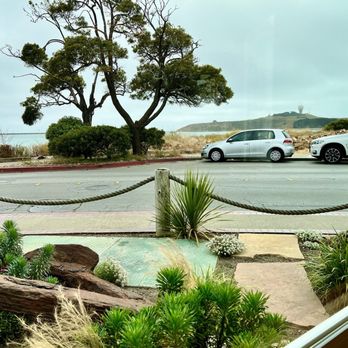 Sottobicchiere Half Moon Bay Con Frase: 'Of Course I Love You, Now Get Me A Beer' – 100mm, Sughero