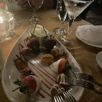 Hugo's Cellar - Chocolate dipped strawberries - American Near Me - Las Vegas, Nevada