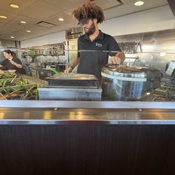 Emploee of Mad Greens in Colorado,  in Greenwood Village was working with out covering his hair nor Beard!!