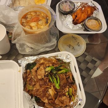 Lucki Thai - Tom Yum Chicken Soup, mango sticky rice, beef pad see ew, chicken satay - Thai Near Me - Las Vegas, Nevada