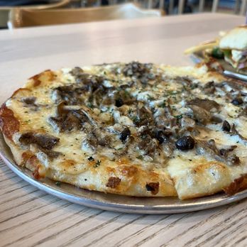 Bright Spark Brewing - Mushroom pizza - Breweries Near Me - Ventura, California