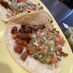 Los Victors - 2 Al Pastor tacos