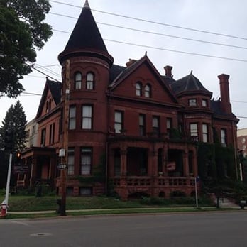 Redstone Inn - Hotels Near Me - Dubuque, Iowa