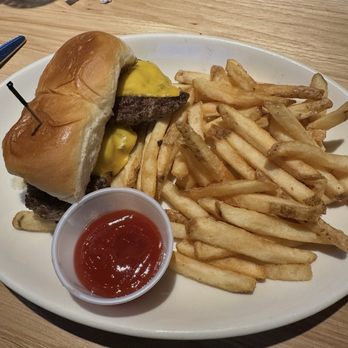 Twin Peaks - Kids meal sliders - New American Near Me - Algonquin, Indiana Twin Peaks - Kids meal sliders - New American Near Me - Algonquin, Indiana