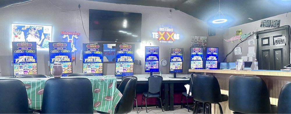 Holiday Beach Bar Logo