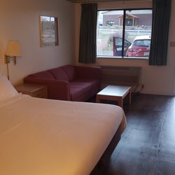 Motel Torrey - Good bed and comfortable furniture.