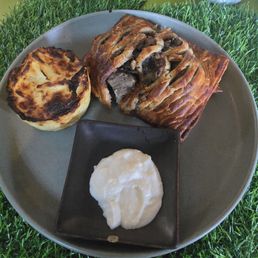 Wellington short ribs and scalloped potatoes with garlic dip Wellington short ribs and scalloped potatoes with garlic dip