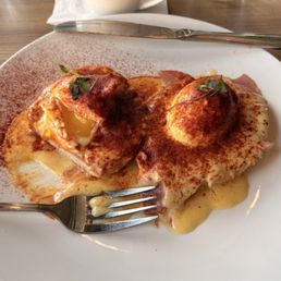 Classic Eggs Benedict Classic Eggs Benedict