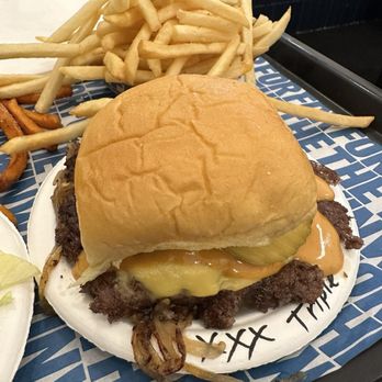 For The Win - Cheeseburger with fries - Burgers Near Me - Los Angeles, California For The Win - Cheeseburger with fries - Burgers Near Me - Los Angeles, California