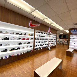 Stevens Shoes - STEVENS LED Show Room