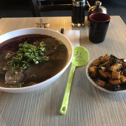 Large beef Narrow-Thin noodle soup and spicy cucumber
