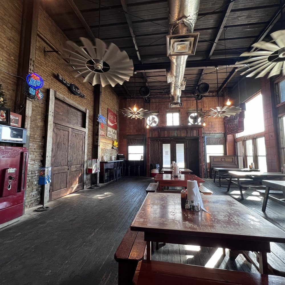 Louie Mueller Barbecue - Cool dining area - Barbeque Near Me - Taylor, Texas Louie Mueller Barbecue - Cool dining area - Barbeque Near Me - Taylor, Texas