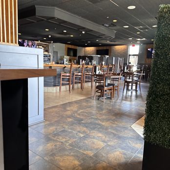 De Rice - a restaurant with tables and chairs - Thai Near Me - Johnston, Iowa