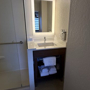 Holiday Inn Express Waikiki - Hotels Near Me - Honolulu, Hawaii