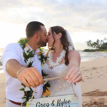 Affordable Barefoot Maui Wedding - Wedding Planning Near Me - Kihei, Hawaii Affordable Barefoot Maui Wedding - Wedding Planning Near Me - Kihei, Hawaii