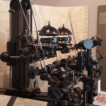 Deutsches Optisches Museum - Was für eine Riesenmaschine... für die Kartographie, wenn ich mich recht erinnere - Museums Near Me - Jena, TH Deutsches Optisches Museum - Was für eine Riesenmaschine... für die Kartographie, wenn ich mich recht erinnere - Museums Near Me - Jena, TH