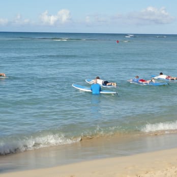 Waikiki Beach - Instructor giving surf lessons - Beaches Near Me Waikiki Beach - Instructor giving surf lessons - Beaches Near Me