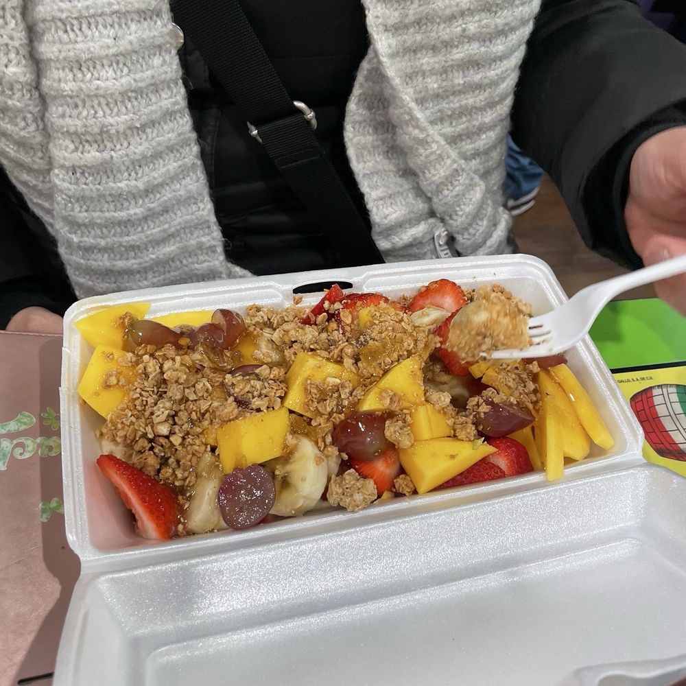 Fruta con granola so delicious Fruta con granola so delicious