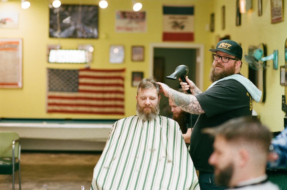 Wild's Barbershop Logo