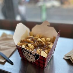 Smoke's Poutinerie - Traditional Poutine