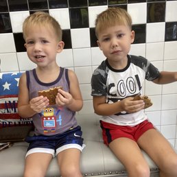 Having some cookies while waiting for our smoothies.