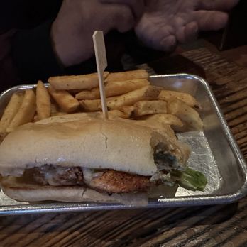Pappy & Harriet’s - Chicken sandwich - Music Venues Near Me - Pioneertown, California