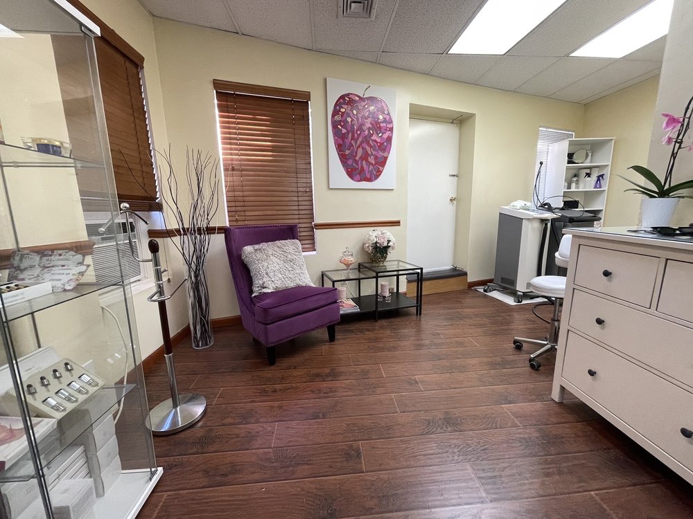 Alina's Essential Laser Boutique Logo