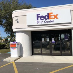 FedEx Ship Center - Front entrance
