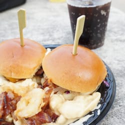 Taste of Iowa City - Iowa Chop House had 3-cheese mac&cheese, two burger options, and Millstream rootbeer. 3 tickets to try all 4