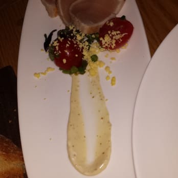 Le Garde Côte - Tataki d'espadon, anchois blanc, olives, kalamata, tomates cerises et câpres. - Mediterranean Near Me - Montreal, Quebec