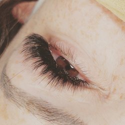 Jenibrows Beauty Studio & Lashes - Full MEGA Volume