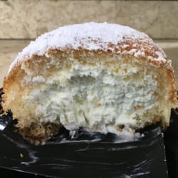 Capriccio - Pasticceria Capriccio, Babana: babà ripieno di crema di latte, mascarpone e panna