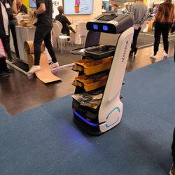 Hannover Messe - Roboter, der kleine Gaben verteilte.