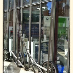 Flamme Möbel Bremen - Originelles Recycling: Die verschiebbare Glastür ist auf alten Motorradreifen gelagert :-)