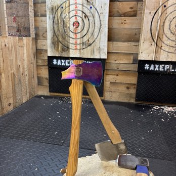 その他 NEIGHBORHOOD - NEIGHBORHOOD NH . ODE / IW-AXE Up North axe throwing venue leans into lumber town history