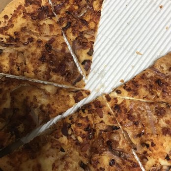 Pizza Hut - This is supposed to be a bbq chicken "hand tossed" pizza - Pizza Near Me - Hemet, California