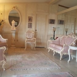 Shady Lady Bed and Breakfast - Entry Parlor Area