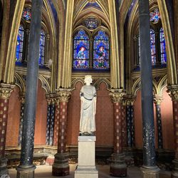 Sainte-Chapelle - The Virgin Mary statue in the Lower Chapel