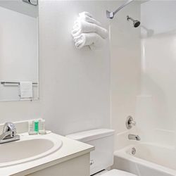 Super 8 by Wyndham Chaska - Guest room bath