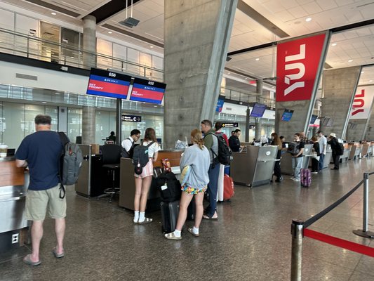 Montréal-Pierre Elliott Trudeau International Airport by null